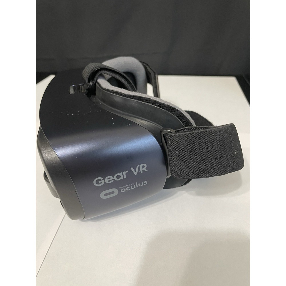 Samsung Gear VR SM-R323 Powered by Oculus Virtual Reality Headset Untested